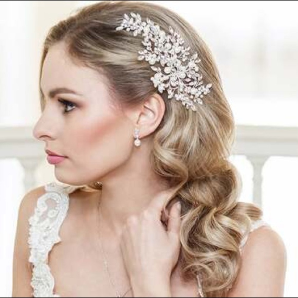 Allure Bridal Hairpiece with Pearls.
